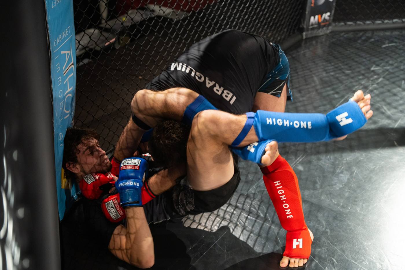 Combat en cage avec équipement High One