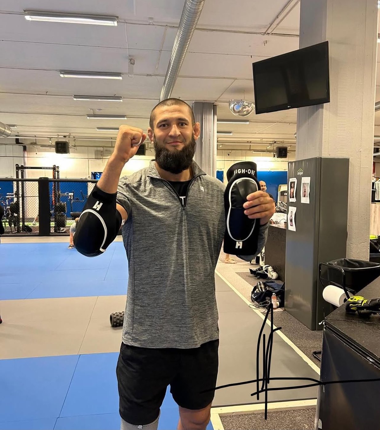 Combattant UFC avec les coudières High One