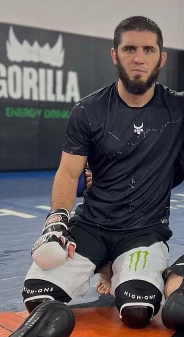 Combattant UFC avec les protège-genoux High One